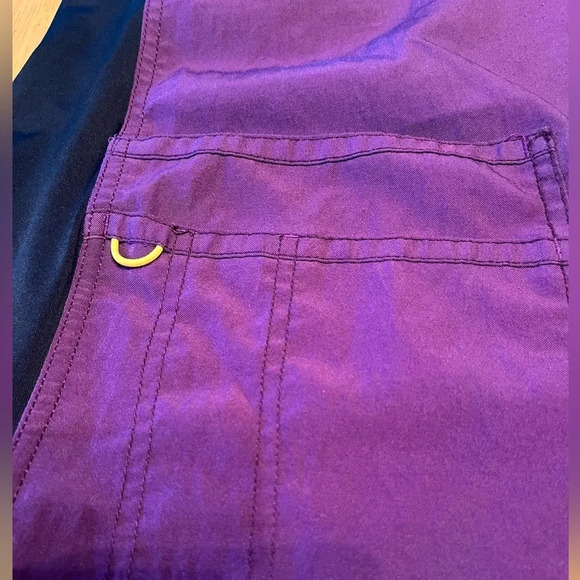 WonderWink V-neck scrubs top, size 2X - Picture 6 of 7